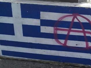 Φωτογραφία για Εικόνες ντροπής: Έβαψαν με σπρέι στην ελληνική σημαία το σύμβολο της αναρχίας