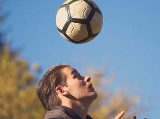 Φωτογραφία για Αυξημένες πιθανότητες εμφάνισης της πάθησης του Στίβεν Χόκινγκ αντιμετωπίζουν οι επαγγελματίες ποδοσφαιριστές