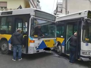 Φωτογραφία για Σύγκρουση λεωφορείων στο Αιγάλεω - Έντεκα τραυματίες