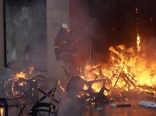 Φωτογραφία για Παρίσι: 11 τραυματίες, λεηλασίες και εμπρησμοί στη διαδήλωση των Κίτρινων Γιλέκων