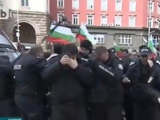 Φωτογραφία για Βούλγαροι αστυνομικοί ψεκάζουν διαδηλωτές με σπρέι πιπεριού και ο αέρας του το επιστρέφει