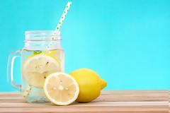 Νερό με λεμόνι: Τα σημαντικά οφέλη για την υγεία εκτός από τη συμβολή του στο αδυνάτισμα