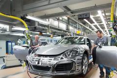 Το... ετήσιο εισόδημα ενός Έλληνα, μπόνους στους εργαζόμενους της Porsche