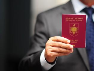 Φωτογραφία για Έκλεψαν από τον Αλβανό πρόξενο 100 διαβατήρια στο κέντρο της Αθήνας