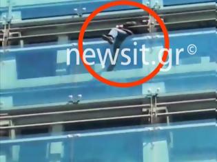 Φωτογραφία για Βίντεο σοκ! Προσπάθησε να πέσει από τα γραφεία του ΕΦΚΑ