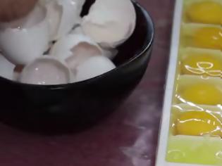 Φωτογραφία για Ρίχνει αυγά μέσα σε μια παγοθήκη. Γιατι;To πιο έξυπνο tip που είδατε ποτέ !!  (ΒΙΝΤΕΟ)