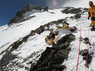 Φωτογραφία για BBC: Το λιώσιμο των πάγων στο Εβερεστ αποκαλύπτει σορούς ορειβατών