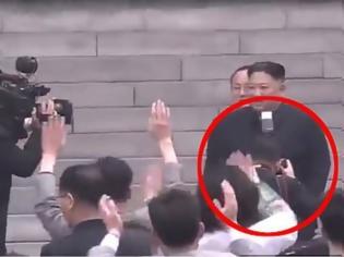 Φωτογραφία για Ο Κιμ Γιονγκ Ουν «καρατόμησε» τον φωτογράφο του επειδή τον... «έκρυψε» από το κοινό για τρία δευτερόλεπτα!