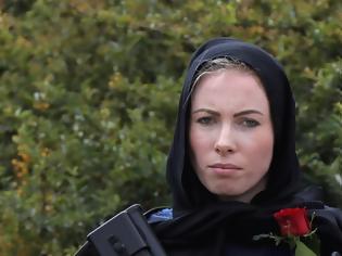Φωτογραφία για Νέα Ζηλανδία: Viral η φωτογραφία της αστυνομικού που φόρεσε μαντίλα στις κηδείες των θυμάτων