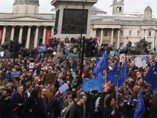 Φωτογραφία για Εκατοντάδες χιλιάδες άνθρωποι στους δρόμους του Λονδίνου - Ζητούν νέο δημοψήφισμα
