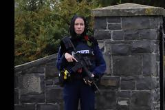 Νέα Ζηλανδία: Συγκινεί η αστυνομικός που φόρεσε μαντίλα στις κηδείες των θυμάτων