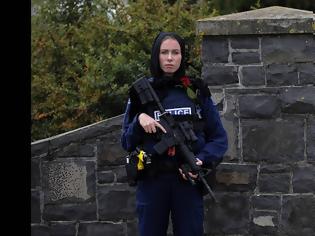 Φωτογραφία για Νέα Ζηλανδία: Συγκινεί η αστυνομικός που φόρεσε μαντίλα στις κηδείες των θυμάτων