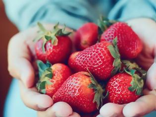 Φωτογραφία για Τι προσφέρουν οι φράουλες στην υγεία σας – Σπουδαία οφέλη αλλά και κάποιοι… κίνδυνοι