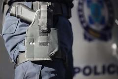 Αστυφύλακας έπιασε άνδρα με λάμες-μαχαίρια που έκανε τον αστυνομικό στο μετρό