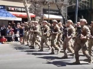 Φωτογραφία για Oι ειδικές δυνάμεις του Λιμενικού τραγούδησαν το «Μακεδονία ξακουστή» στην παρέλαση (video)