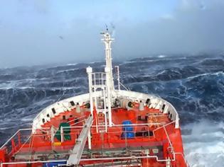 Φωτογραφία για Δείτε το εσωτερικό ενός μεγάλου πλοίου να παραμορφώνεται από ισχυρή θαλασσοταραχή (ΒΙΝΤΕΟ)!!!
