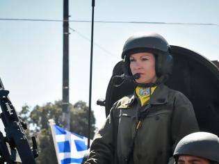 Φωτογραφία για Φωτογραφίες: Γυναίκες στα χακί τράβηξαν τα βλέμματα στην στρατιωτική παρέλαση της Αθήνας