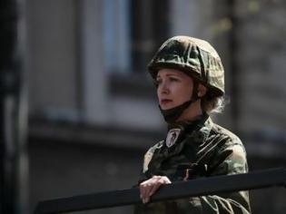 Φωτογραφία για Τα κορίτσια του στρατού, τα φιλιά στους στρατιώτες, οι selfies με τα άρματα μάχης -Τα παραλειπόμενα της παρέλασης σε 50 φωτό [εικόνες]
