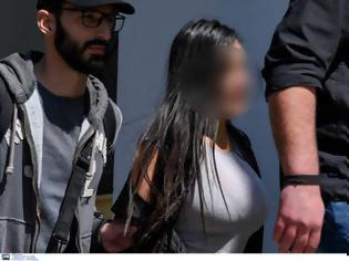 Φωτογραφία για Στον ανακριτή η 32χρονη που κατηγορείται ότι έριξε τον σύντροφό της από μπαλκόνι στη Βούλα