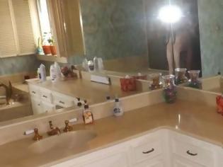 Φωτογραφία για Απίστευτη γκάφα ιδιοκτήτη σπιτιού στο Τέξας: Το φωτογράφιζε για να το πουλήσει και τελικά απαθανάτισε τον εαυτό του γυμνό (εικόνες)