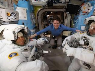 Φωτογραφία για Η NASA δεν θα γράψει ιστορία: Ακυρώθηκε λόγω... στολών ο γυναικείος διαστημικός περίπατος