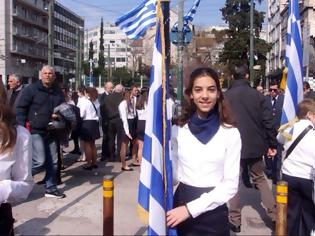 Φωτογραφία για Μια αριστούχος μαθήτρια στο 9ο Γυμνάσιο Αθηνών, η Ιωάννα Καραγιάννη (με καταγωγή απο τον Μαχαιρά Ξηρομέρου) κράτησε με περηφάνια την ελληνική σημαία για τον εορτασμό της 25ης Μαρτίου!