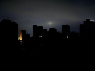 Φωτογραφία για Η Βενεζουέλα παραλύει καθώς παραμένει για τρίτη μέρα βυθισμένη στο σκοτάδι