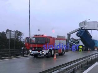 Φωτογραφία για Γέφυρα Ρίου-Αντιρρίου: Καρότσα νταλίκας καρφώθηκε σε πινακίδα λόγω αέρα