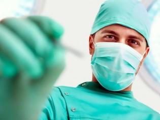 Φωτογραφία για Γιατί οι χειρουργοί φοράνε πάντα πράσινα ή μπλε