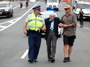 Φωτογραφία για Νέα Ζηλανδία: 95 ετών, βετεράνος του Β' Π.Π. πήρε τέσσερα λεωφορεία για πάει σε πορεία κατά του ρατσισμού