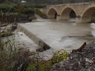 Φωτογραφία για Κακοκαιρία: Κινδυνεύει η αιωνόβια γέφυρα του Μύρτου στην Κρήτη