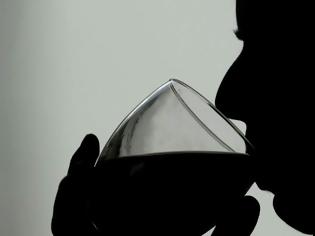 Φωτογραφία για Βρετανική έρευνα «εξισώνει» το κρασί με το κάπνισμα