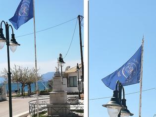 Φωτογραφία για ΔΕΝ ΞΑΝΑΓΙΝΕ: Αντί για τη σημαία της Ελλάδας τοποθέτησαν τη σημαία του Δήμου ΑΚΤΙΟΥ -ΒΟΝΙΤΣΑΣ στο μνημείο Μνημείο πεσόντων στην ΠΑΛΑΙΡΟ -ΦΩΤΟ