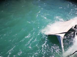 Φωτογραφία για Βίντεο: Οι θυελλώδεις άνεμοι βούλιαξαν σκάφος στο λιμάνι του Ναυπλίου