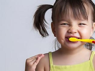 Φωτογραφία για Απλές οδηγίες για το σωστό βούρτσισμα των παιδικών δοντιών [vid]