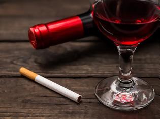Φωτογραφία για Μελέτη: Πόσα τσιγάρα σας εκθέτουν στον ίδιο κίνδυνο καρκίνου με ένα μπουκάλι κρασί;