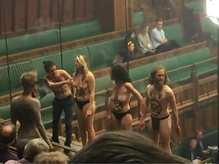 Φωτογραφία για Γυμνή διαμαρτυρία στο βρετανικό κοινοβούλιο...