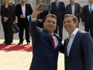 Φωτογραφία για Αγκαλιές, φιλιά και selfie...