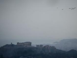 Φωτογραφία για Ηνίοχος 2019: Εντυπωσιακές εικόνες από τις πτήσεις μαχητικών πάνω από την Ακρόπολη