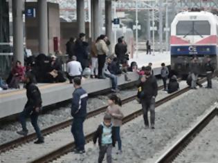 Φωτογραφία για Κατάληψη από μετανάστες στον Σταθμό Λαρίσης - Aπαιτούν μεταφορά στα Διαβατά!