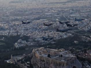 Φωτογραφία για Βίντεο: Μαχητικά της άσκησης «Ηνίοχος» πέταξαν πάνω από την Ακρόπολη