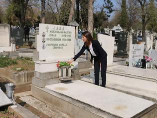 Φωτογραφία για Λουλούδια στον τάφο του Αλέξη Ζορμπά στα Σκόπια άφησε η Μπέττυ Μπαζιάνα (φωτογραφίες)