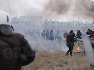 Φωτογραφία για Νέα επεισόδια στα Διαβατά: Συγκρούσεις ανάμεσα σε πρόσφυγες και ΜΑΤ