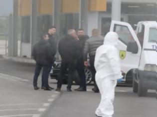 Φωτογραφία για Κινηματογραφική ληστεία στα Τίρανα: Ενοπλοι μπήκαν σε αεροπλάνο - Ενας νεκρός