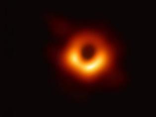 Φωτογραφία για Ιστορική στιγμή για την Επιστήμη: Αυτή είναι η πρώτη εικόνα μαύρης τρύπας στο Διάστημα