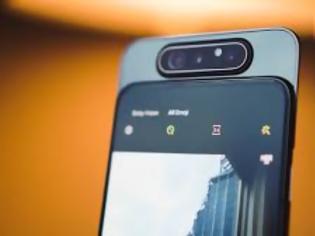 Φωτογραφία για Η Samsung κυκλοφόρησε ένα smartphone με μια συρόμενη κάμερα selfie