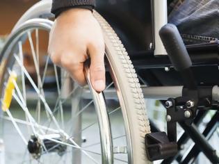 Φωτογραφία για Τροχαίο ατύχημα με επαίτη σε αναπηρικό καροτσάκι