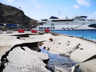 Φωτογραφία για Τα κύματα κατέστρεψαν το λιμάνι της Σαντορίνης