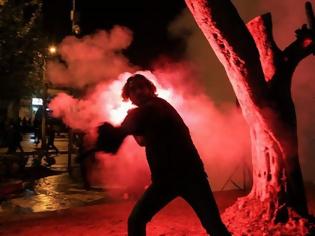 Φωτογραφία για Σφοδρές συγκρούσεις διαδηλωτών με αστυνομικούς στα Τίρανα