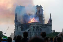 Παγκόσμια θλίψη: Βίντεο-σοκ από τη φωτιά στην Παναγία των Παρισίων: Η στιγμή που καταρρέει το κωδωνοστάσιο